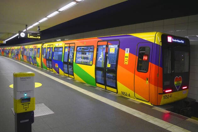 Bilder des Jahres 2021, News 07 Juli News Themen der Woche KW26 Entertainment Bilder des Tages Auf der Linie U2 der BVG verkehrt seit gestern ein neuer U-Bahnzug in Regenbogenfarben zwischen Pankow und Ruhleben. *** On the U2 line of the BVG, a new underground train in rainbow colours has been running between Pankow and Ruhleben since yesterday.