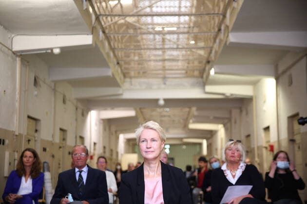 Bilder des Jahres 2021, News 07 Juli News Themen der Woche KW26 News Bilder des Tages Die Ministerpräsidentin des Landes Mecklenburg Vorpommern Manuela Schwesig besucht am Freitag (02.07.2021) in Rostock die ehemalige Stasi-Untersuchungshaftanstalt. Dort hält sie u.a. ein Grußwort und macht einen Rundgang. Die heutige Dokumentations- und Gedenkstätte wurde in den zurückliegenden Jahren grundlegend renoviert. Das Land hat die Sanierung der Gedenkstätte mit 2,4 Millionen Euro gefördert. Der Bund hat sich mit weiteren 1,8 Millionen Euro an der Maßnahme beteiligt. Denn die Dokumentations- und Gedenkstätte gibt einen ganz besonderen Einblick in die Arbeit der Staatssicherheit, die Haftbedingungen in der Anstalt und die Verhörmethoden der Stasi. *** The Prime Minister of Mecklenburg-Western Pomerania Manuela Schwesig visits on Fr