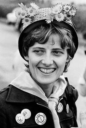 Petra Kelly, Mitbegründerin der Partei Die Grunen mit geschmücktem Stahlhelm auf einer Friedensdemo in Mutlangen, Deutschland, 01.September 1983 *** Petra Kelly, co-founder of the party Die Grunen with decorated steel helmet at a peace demonstration in Mutlangen, Germany, 01 September 1983