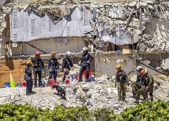 Bilder des Jahres 2021, News 07 Juli News Themen der Woche KW26 News Bilder des Tages July 2, 2021, Surfside, FL, USA: Rescuers and a rescue dog are seen on the rubble as search and rescue mission continues at the 12-story oceanfront condo, Champlain Towers South, nine days after the building collapsed, on Friday, July 2, 2021. Surfside USA - ZUMAm67_ 20210702_zaf_m67_008 Copyright: xPedroxPortalx