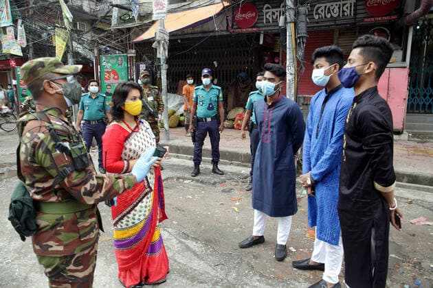 Jul 2, 2021 - Dhaka, Bangladesh - Army personnel limit people s movement from a checkpoint set up at Dhaka nationwide district lockdown to curb the coronavirus pandemic In Bangladesh. Dhaka Bangladesh  - ZUMAr336 20210702_int_r336_015 Copyright: xHabiburxRahmanx