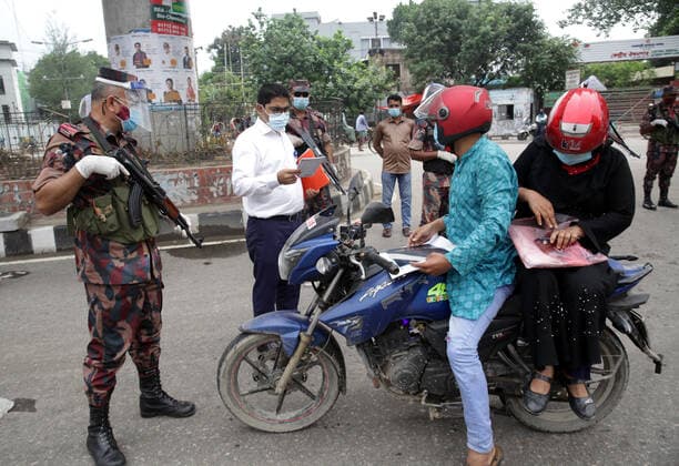 Jul 2, 2021 - Dhaka, Bangladesh - Army personnel limit people s movement from a checkpoint set up at Dhaka nationwide district lockdown to curb the coronavirus pandemic In Bangladesh. Dhaka Bangladesh  - ZUMAr336 20210702_int_r336_017 Copyright: xHabiburxRahmanx
