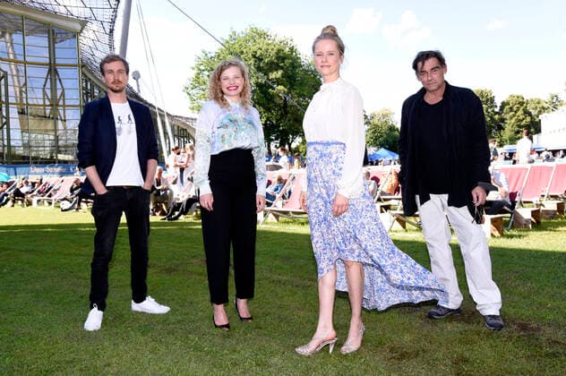 Bilder des Jahres 2021, Entertainment 07 Juli Jan Krauter, Luisa-Celine Gaffron, Susanne Bormann und Martin Feifel bei der Premiere des Fernsehfilms 3 1 2 Stunden auf dem 38. Filmfest München im Open Air Kino am Olympiasee. München, 02.07.2021 *** Jan Krauter, Luisa Celine Gaffron, Susanne Bormann and Martin Feifel at the premiere of the TV movie 3 1 2 hours at the 38 Filmfest München at the Open Air Kino am Olympiasee Munich, 02 07 2021 Foto:xS.xAdamx xFuturexImage