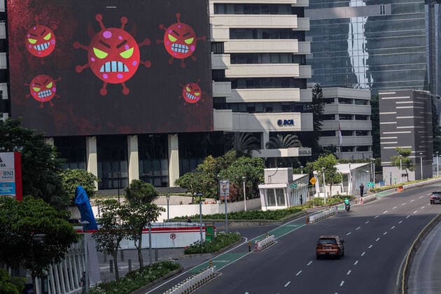 July 3, 2021, Jakarta, Jakarta, Indonesia: Jakarta, Indonesia, 03 July 2021: The atmosphere of the implementation of restrictions on emergency community activities in Jakarta. Indonesia has started implementing restrictions on emergency community activities from July 03 to July 20, 2021 on the islands of Java and Bali to prevent the spread of COVID-19. However, the implementation of the restrictions on emergency community activities can only be seen on the sudirman-thamrin - Jakarta protocol road. Meanwhile, in other places, there are no visible restrictions on emergency community activities. Jakarta Indonesia - ZUMAh128 20210703_zap_h128_003 Copyright: xDonalxHusnix