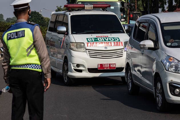 July 3, 2021, Jakarta, Jakarta, Indonesia: Jakarta, Indonesia, 03 July 2021: The atmosphere of the implementation of restrictions on emergency community activities in Jakarta. Indonesia has started implementing restrictions on emergency community activities from July 03 to July 20, 2021 on the islands of Java and Bali to prevent the spread of COVID-19. However, the implementation of the restrictions on emergency community activities can only be seen on the sudirman-thamrin - Jakarta protocol road. Meanwhile, in other places, there are no visible restrictions on emergency community activities. Jakarta Indonesia - ZUMAh128 20210703_zap_h128_011 Copyright: xDonalxHusnix