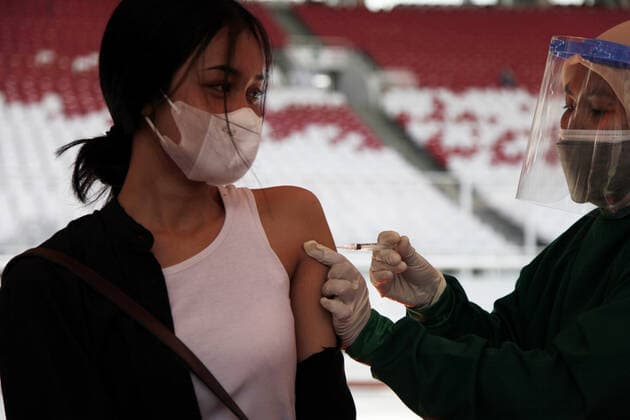 Virus Outbreak Indonesia A health worker administer a dose of Cinovac vaccine to a young woman in a mass vaccination in Gelora Bung Karno Stadium, Jakarta, Indonesia on July 3, 2021. The Indonesian Ministry of Health (Kemenkes) announced that it has been allowed for children aged 12-17 years to vaccinate against Covid-19, due to increase of Corona virus infection in children. The symptoms experienced by children may be normal or mild, but there is also a possibility that they can be fatal. Based on statistics submitted by the World Health Organization (WHO), child mortality due to Covid-19 in Indonesia is the highest in the Asia Pacific, where as of July 1, 2021, cases of child deaths aged 0-18 years old reached 1.2%. Tangerang Indonesia  Copyright: xAdityaxIrawanx