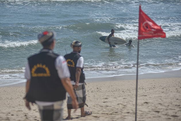 July 3, 2021, Badung, Bali, Indonesia: Local authorities to warn a surfer not to enter the beach during the curb. Famous Bali Kuta Beach is closed during the first day of Java and Bali Emergency Community Activities Restriction (PPKM) implementation. Indonesia central government to impose Emergeny PPKM from July 3 - 20, 2021, to decrease the latest massive Covid-19 surges. Badung Indonesia - ZUMAb245 20210703_zip_b245_019 Copyright: xDickyxBisinglasix
