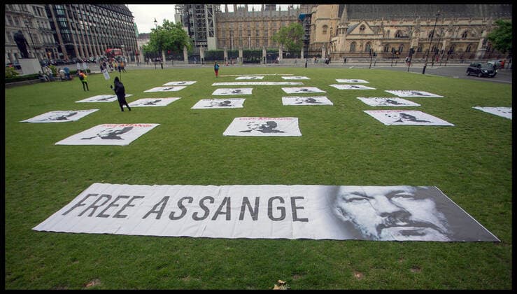 Bilder des Jahres 2021, News 07 Juli News Themen der Woche KW26 News Bilder des Tages . 03 07 2021. London, United Kingdom. Julian Assange Birthday Event. Supporters of Julian Assange hold protest celebration for his 50th Birthday on Parliament Square.  xMartynxWheatleyx xi-Imagesx IIM-22351-0005
