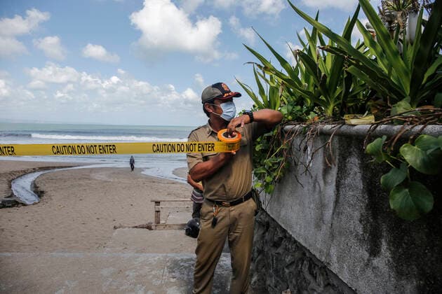 News Bilder des Tages Emergency Public Activity Restriction Amid Covid 19 In Bali Municipal officer close the beach during emergency public activity restriction amid COVID-19 pandemic in Canggu Beach, Bali, Indonesia on July 3 2021. Indonesian government imposes emergency public activity restriction across the nation in orange and red zone of COVID-19 infections, starting from 3rd to 20th July 2021. During the restriction, public areas, tourism spots, shopping mall must be closed all the time. Restaurants only allowed for take away service and supermarket must be closed at 8 PM. Lately, the number of COVID-19 cases in Indonesia surges in major cities in Java and Bali Island. Bogor Bali Indonesia christo-municipa210703_nphFP  Copyright: xJohanesxChristox