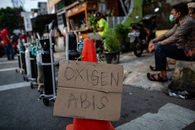 Coronavirus Emergency In Indonesia A placard reading Empty Oxygen at an oxygen refill shop amid the rising number of self-isolation, in Jakarta on 3 July 2021. According to The LaporCovid-19 (Report Covid-19) community and Indonesian Legal Aid Foundation (YLBHI) reported that 265 Covid patients in self-isolation had succumbed to the disease throughout June-July 2, 2021. It stated that most patients died when they were self-isolating, trying to get hospital beds, and waiting at hospital emergency rooms. Jakarta Indonesia hikmal-notitle210703_npLGm  Copyright: xAfriadixHikmalx