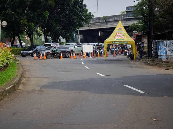 Indonesia: First day of Stricter Social Restrictions Police officers close the access to Jakarta at Bintaro Utama street, South Tangerang, as an effort to support Stricter Social Restrictions. A number of vehicles were forced to turn around. This policy was executed as a step to reduce the rate of increase of Covid-19 cases that occurred in the last few weeks. Since July 3, 2021 at 12 AM (Jakarta Timezone), the police had held limitation on 63 locations spread across the Jakarta, Bogor, Depok, Tangerang and Bekasi areas. South Tangerang Banten Indonesia Copyright: KevinxHerbian