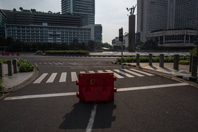 Virus Outbreak Indonesia A view of a main street during the imposition of COVID-19 restrictions, in Jakarta on 3 July 2021. On the first day of the imposition of the emergency restrictions, the main roads of Jakarta bore a deserted look as police installed barricades to limit the mobility of residents. Only individuals working in the essential sector are allowed to venture outside the home. Indonesia reported 27,913 new Covid-19 cases on Saturday to continue a record-breaking run in daily numbers since the first day of the month, as lockdown in stricken areas began to take place. Jakarta Indonesia hikmal-notitle210703_nph8y  Copyright: xAfriadixHikmalx