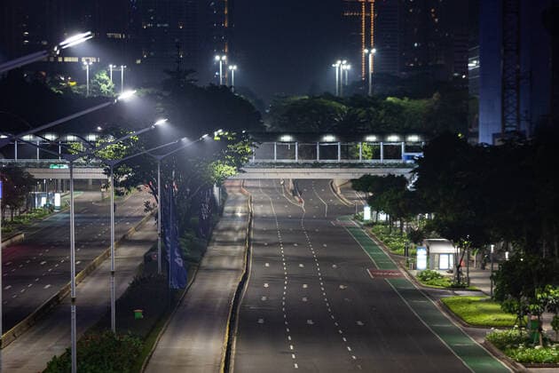 Virus Outbreak Indonesia A view of a main street during the imposition of COVID-19 restrictions, in Jakarta on 3 July 2021. On the first day of the imposition of the emergency restrictions, the main roads of Jakarta bore a deserted look as police installed barricades to limit the mobility of residents. Only individuals working in the essential sector are allowed to venture outside the home. Indonesia reported 27,913 new Covid-19 cases on Saturday to continue a record-breaking run in daily numbers since the first day of the month, as lockdown in stricken areas began to take place. Jakarta Indonesia hikmal-notitle210703_np2Sa  Copyright: xAfriadixHikmalx