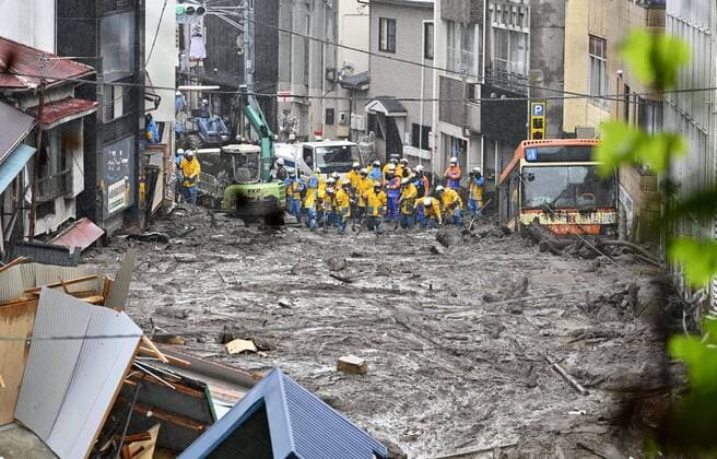 Bilder des Jahres 2021, News 07 Juli News Themen der Woche KW26 News Bilder des Tages Large mudslide southwest of Tokyo Search and rescue operations for missing persons are under way on July 4, 2021, at the site of a large mudslide triggered by torrential rain in the Shizuoka Prefecture hot spring resort city of Atami, southwest of Tokyo, the previous day. 