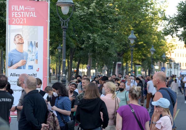 (210703) -- VIENNA, July 3, 2021 -- People line up to receive the COVID-19 vaccine in Rathausplatz in Vienna, Austria, on July 3, 2021. Rathausplatz Film Festival held from July 3 to Sept. 4 opened here on Saturday. People can get access to the event free under the 3G rules, which are showing evidence of vaccination, a negative test or having recently recovered from the coronavirus. Meanwhile, a COVID-19 vaccination site has been set up here to provide walk-in COVID-19 vaccination for visitors during the film festival. ) AUSTRIA-VIENNA-RATHAUSPLATZ FILM FESTIVAL-COVID-19 VACCINATION GuoxChen 