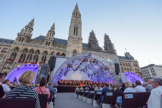 Entertainment Bilder des Tages (210703) -- VIENNA, July 3, 2021 -- People watch the opening concert of the Cultural Summer Vienna and Rathausplatz Film Festival in Rathausplatz in Vienna, Austria, on July 3, 2021. Rathausplatz Film Festival held from July 3 to Sept. 4 opened here on Saturday. People can get access to the event free under the 3G rules, which are showing evidence of vaccination, a negative test or having recently recovered from the coronavirus. Meanwhile, a COVID-19 vaccination site has been set up here to provide walk-in COVID-19 vaccination for visitors during the film festival. ) AUSTRIA-VIENNA-RATHAUSPLATZ FILM FESTIVAL-COVID-19 VACCINATION GuoxChen 