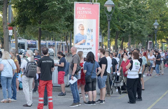 (210703) -- VIENNA, July 3, 2021 -- People line up to receive the COVID-19 vaccine in Rathausplatz in Vienna, Austria, on July 3, 2021. Rathausplatz Film Festival held from July 3 to Sept. 4 opened here on Saturday. People can get access to the event free under the 3G rules, which are showing evidence of vaccination, a negative test or having recently recovered from the coronavirus. Meanwhile, a COVID-19 vaccination site has been set up here to provide walk-in COVID-19 vaccination for visitors during the film festival. ) AUSTRIA-VIENNA-RATHAUSPLATZ FILM FESTIVAL-COVID-19 VACCINATION GuoxChen 