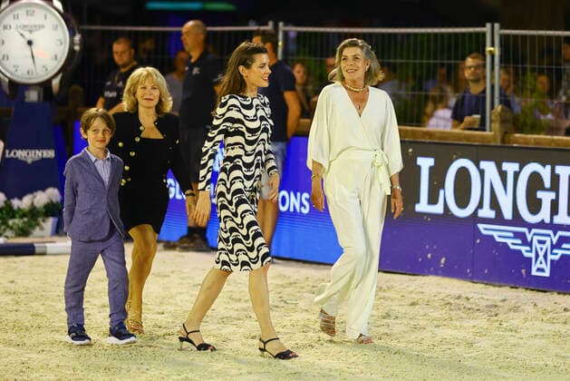 Bilder des Jahres 2021, Entertainment 07 Juli Entertainment Bilder des Tages Monaco, Monte-Carlo - July 03, 2021: 15th Longines Global Champions Tour with H.R.H. Princess Caroline of Hanover and daughter Charlotte Casiraghi with son Raphael Elmaleh during the Winner Prize Giving Ceremony. Jumping International de Monte-Carlo. Hannover Longines Global Champions Tour Monaco 2021 *** Monaco, Monte Carlo July 03, 2021 15th Longines Global Champions Tour with H R H Princess Caroline of Hanover and daughter Charlotte Casiraghi with son Raphael Elmaleh during the Winner Prize Giving Ceremony Jumping International de Monte Carlo Hannover Longines Global Champions Tour Monaco 2021