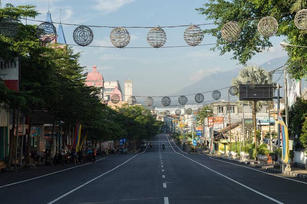 Emergency Public Activity Restriction Amid Covid 19 In Indonesia A view of an empty street during emergency public activity restriction amid COVID-19 pandemic in Salatiga city, Indonesia on July 4, 2021. Indonesian government imposes emergency public activity restriction on July 3-20, in Java and Bali with a number of regulations to reduce the spread of COVID-19. Salatiga City Indonesia wicaksono-notitle210704_npX6G  Copyright: xGalihxYogax
