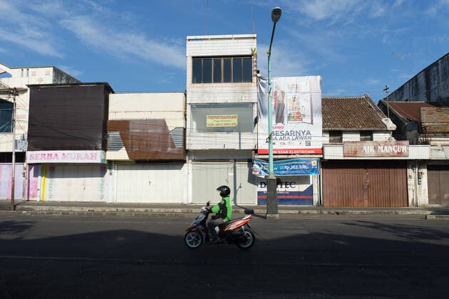 Emergency Public Activity Restriction Amid Covid 19 In Indonesia A resident passes in front of closed shops during emergency public activity restriction amid COVID-19 pandemic in Salatiga city, Indonesia on July 4, 2021. Indonesian government imposes emergency public activity restriction on July 3-20, in Java and Bali with a number of regulations to reduce the spread of COVID-19. Salatiga City Indonesia wicaksono-notitle210704_npeUC  Copyright: xGalihxYogax