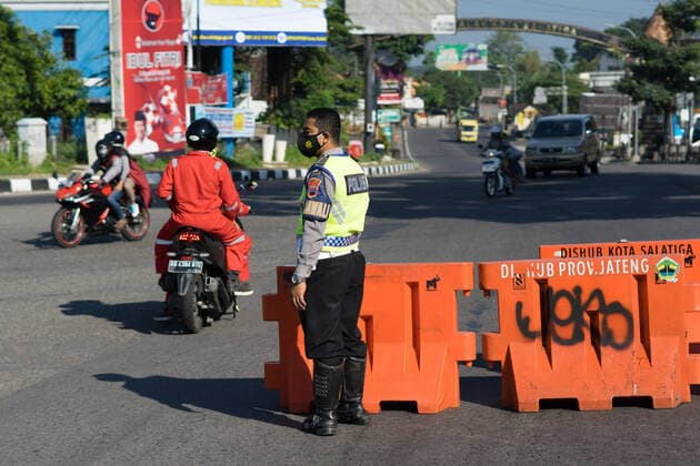 Emergency Public Activity Restriction Amid Covid 19 In Indonesia Police guard the road during emergency public activity restriction amid COVID-19 pandemic in Salatiga city, Indonesia on July 4, 2021. Indonesian government imposes emergency public activity restriction on July 3-20, in Java and Bali with a number of regulations to reduce the spread of COVID-19. Salatiga City Indonesia wicaksono-notitle210704_npiLJ  Copyright: xGalihxYogax