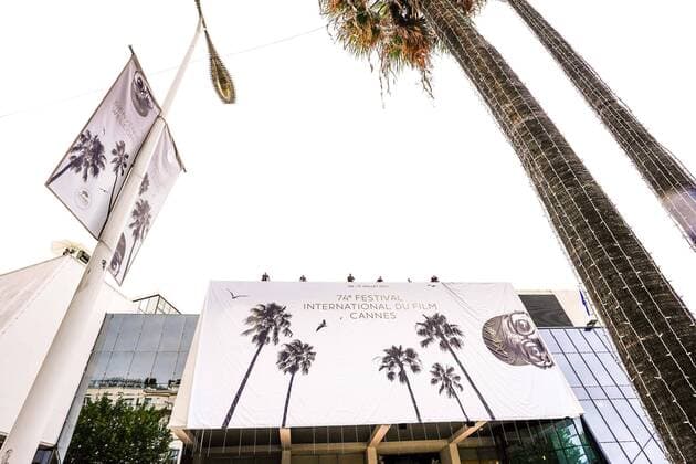 Entertainment Bilder des Tages Cannes Filmfestival - Vorbereitungen Pose des baches de l affiche officiel du festival de Cannes CELEBRITES : 74 eme festival de Cannes - Pose des baches au palais des festivals - Cannes - 04 07 2021 NorbertScanella PanoramiC 