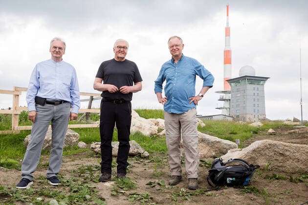 Bilder des Jahres 2021, News 07 Juli News Themen der Woche KW26 News Bilder des Tages Wernigerode Bundespräsident Steinmeier wandert auf dem Brocken Bundespräsident Fank-Walter Steinmeier (m) wandert im Rahmen seiner Aktion Schritt für Schritt vom Brocken aus mit Stephan Weil (re) und Reiner Haseloff (li) zwischen Sachsen-Anhalt und Niedersachsen am 4. Juli 2021, Brochen Sachsen-Anhalt Deutschland, *** Wernigerode Federal President Steinmeier walks on the Brocken Federal President Fank Walter Steinmeier m walks as part of his campaign step by step from the Brocken with Stephan Weil re and Reiner Haseloff li between Saxony Anhalt and Lower Saxony on 4 July 2021, Brochen Saxony Anhalt Germany, Copyright: xSocher xEibner-Pressefotox EP_kso