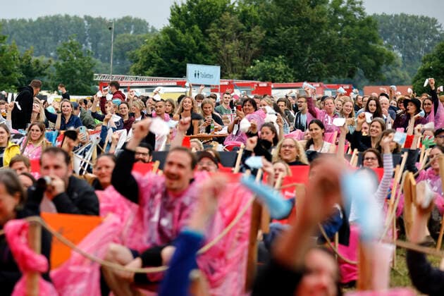 Fans whirl their masks through the air cheering Olli Schulz during his performance at the BonnLive Kulturgarten Open Air The Bonn Live Kulturgarten Open Air Festival 2021 is a festival under Corona restrictions due to the Covid 19 pandemic Bonn, 03 07 2021 Foto:xC.xHardtx xFuturexImage