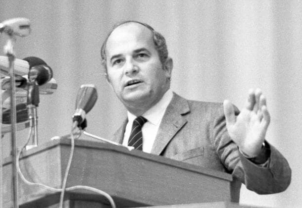 Sicher in die 70er Jahre 1969 DEU, Deutschland, Dortmund: Mit dem Slogan Sicher in die 70er Jahre stieg die CDU , hier in Dortmund im Jahre 1969 in den Wahlkampf zum Bundestag ein.Rainer Barzel. DEU, Germany, Dortmund: The CDU, here in Dortmund in 1969, entered the election campaign for the Bundestag with the slogan Safe into the 70s . NRW *** Safe into the 70s 1969 DEU, Germany, Dortmund With the slogan Safe into the 70s the CDU, here in Dortmund in 1969, entered the election campaign for the Bundestag with the slogan Safe into the 70s NRW