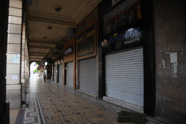 (210704) -- TUNIS, July 4, 2021 -- Photo taken on July 3, 2021 shows closed shops in Tunis, Tunisia. For two weeks, Tunisia has been undergoing the fourth wave of the spread of COVID-19. Several regions of the country have been locked down. Gatherings and parties are banned in the capital Tunis and several large cities with a night curfew from 8 p.m. to 5 a.m. until July 14. (Photo by Xinhua) TUNISIA-TUNIS-COVID-19-MEASURES AdelxEzzine 