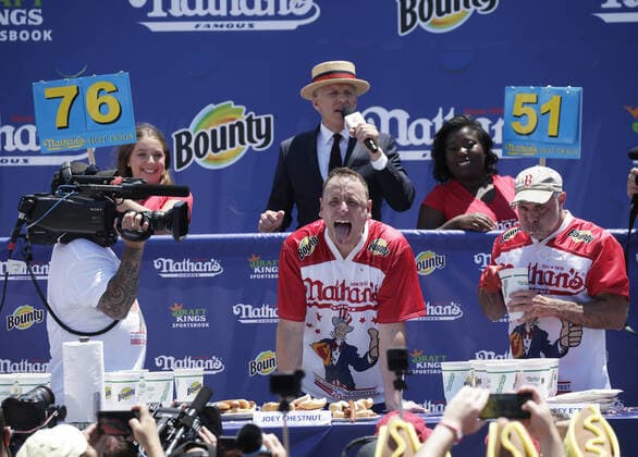 Bilder des Jahres 2021, News 07 Juli News Themen der Woche KW26 Entertainment Bilder des Tages Champion Joey Chestnut reacts after winning the 105th Nathan s Famous Fourth of July International Hot Dog Eating Contest with a total of 76 hot dogs and buns on Sunday, July 4, 2021 in New York City. This is the first year the event will take place at Coney Island s Maimonides Park, formerly known as MCU Park.  NYP202107041010 JOHNxANGELILLO