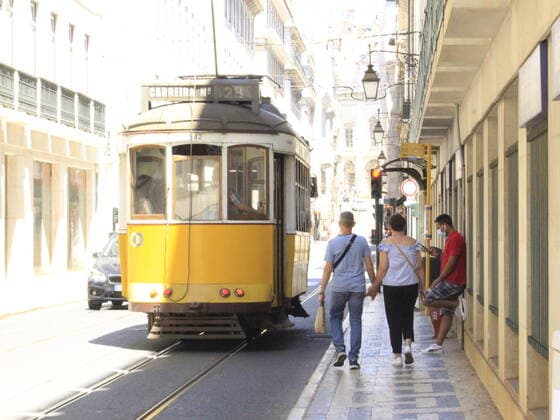 July 4, 2021, Lisbon, Portugal: Movement of tourists on cable car 28, the most charming in Lisbon, which runs through the various tourist attractions of the city, on Sunday, June (4), in midst of Coronavirus pandemic.  Copyright: xEdsonxdexSouzax