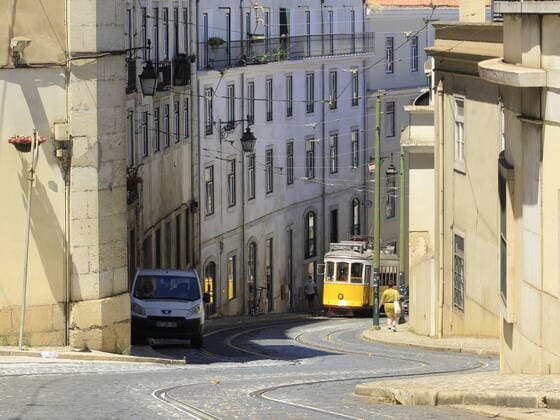 News Bilder des Tages July 4, 2021, Lisbon, Portugal: Movement of tourists on cable car 28, the most charming in Lisbon, which runs through the various tourist attractions of the city, on Sunday, June (4), in midst of Coronavirus pandemic.  Copyright: xEdsonxdexSouzax