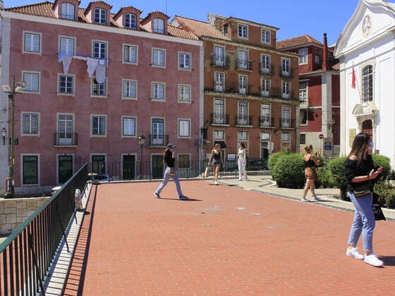 July 4, 2021, Lisbon, Portugal: Movement at Santa Luzia Viewpoint, one of the main tourist attractions in Lisbon, which has a panoramic and spectacular view of the city, on Sunday (4).  Copyright: xEdsonxdexSouzax