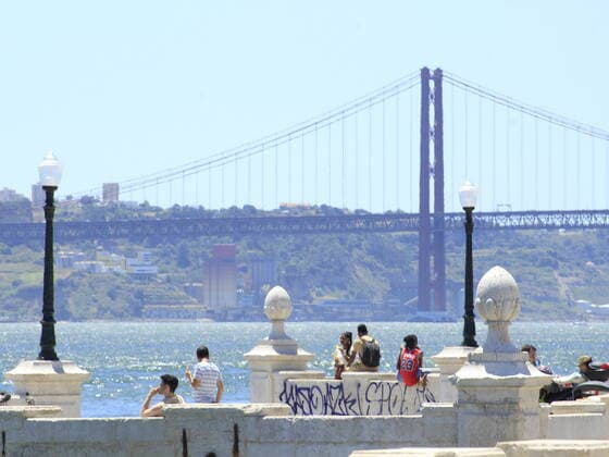 July 4, 2021, Lisbon, Portugal: Summer Sunday and pleasant weather attract tourists to Square Comercio, one of the most charming options in Lisbon on banks of Tejo River, on Sunday (4), as restaurants are closing early due to restrictions imposed by Coronavirus pandemic.  Copyright: xEdsonxdexSouzax
