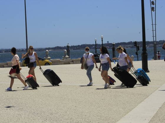 July 4, 2021, Lisbon, Portugal: Summer Sunday and pleasant weather attract tourists to Square Comercio, one of the most charming options in Lisbon on banks of Tejo River, on Sunday (4), as restaurants are closing early due to restrictions imposed by Coronavirus pandemic.  Copyright: xEdsonxdexSouzax