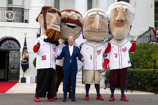 Bilder des Jahres 2021, News 07 Juli News Themen der Woche KW26 News Bilder des Tages July 4, 2021, Washington, District of Columbia, USA: United States President Joe Biden poses with The Racing Presidents, representing, from left to right, Abraham Lincoln (16), Theodore Roosevelt (26), George Washington (1), and Thomas Jefferson (3), who perform in between innings at Washington Nationals home baseball games, on the South Lawn of the White House during a celebration of Independence Day in Washington, DC, USA, 04 July 2021 Washington USA - ZUMAs152 20210704_zaa_s152_024 Copyright: xMichaelxReynoldsx-xPoolxViaxCnpx