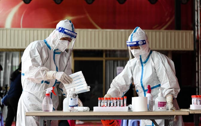 (210705) -- RUILI, July 5, 2021 -- Medical workers sort out swab samples for nucleic acid test in Ruili City of southwest China s Yunnan Province, on July 5, 2021. Ruili City on Monday imposed entry and exit restrictions after the emergence of new COVID-19 cases. The city reported three new locally transmitted confirmed COVID-19 cases on Sunday. Authorities have asked people to refrain from entering or leaving the city unless necessary. ) CHINA-YUNNAN-RUILI-COVID-19-TEST (CN) WangxGuansen 