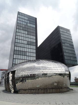 Creative Highlights World Die Pebble s Bar und Lounge vor den Hyatt Hotels Duesseldorf Hafen die Pebble s Bar vor Hyatt Hotels *** The Pebble s Bar and Lounge in front of Hyatt Hotels Duesseldorf Port the Pebble s Bar in front of Hyatt Hotels