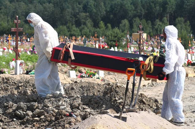 News Bilder des Tages ST PETERSBURG, RUSSIA - JULY 5, 2021: Workers in protective suits are seen during a funeral of deceased COVID-19 patients at the Novoye Kolpinskoye cemetery. Peter Kovalev TASS  TS107327