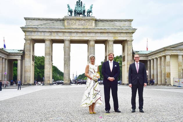 Bilder des Jahres 2021, Entertainment 07 Juli Fototermin mit den Royals William und Maxima Fototermin mit I.I.M.M. Foto mit König Willem-Alexander und Königin Maxima der Niederlande sowie dem Regierenden Bürgermeister Michael Müller, am Brandenburger Tor in Berlin am 05.07.2021 *** Photo session with the Royals William and Maxima Photo session with I I M M Photo with King Willem Alexander and Queen Maxima of the Netherlands and the Governing Mayor Michael Müller, at the Brandenburg Gate in Berlin on 05 07 2021 Photopress Mueller