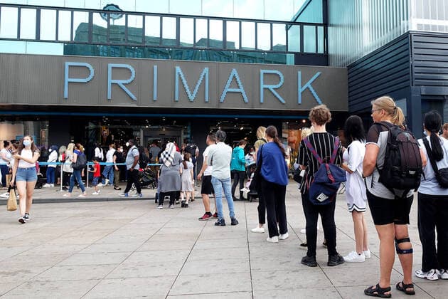 Filiale der Modekette PRIMARK während der Corona-Krise. - GER, Germany, Deutschland, Berlin, 05.07.2021 - Berlin-Mitte: Textildiscounter PRIMARK am Alexanderplatz. Zahlreiche Kunden überwiegend mit Atemschutzmasken warten vor der Filiale auf ihren Einlass in das Bekleidungsgeschäft. Bedingt durch die Corona-Pandemie wird nur eine bestimmte Menge an Kunden im Verkaufsraum zugelassen. PRIMARK ist ein international tätiger Textil-Discounter mit Hauptsitz in Dublin in der Republik Irland. Überwiegend wird die Modekette von junger Kundschaft frequentiert. *** Branch of the fashion chain PRIMARK during the Corona crisis GER, Germany, Deutschland, Berlin, 05 07 2021 Berlin Mitte Textile discounter PRIMARK at Alexanderplatz Numerous customers