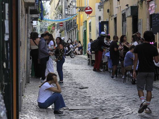 July 5, 2021, Lisbon, Brazil: Happy hour and movement in bars of Atalaia Street and surroundings, in Lisbon, on Monday (5).  Copyright: xEdsonxdexSouzax