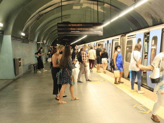 July 5, 2021. Lisbon, Brazil: Movement at Metro stations and bus stops, Cable Car and Funicular, in Lisbon, Portugal, on Monday (5).  Copyright: xEdsonxdexSouzax