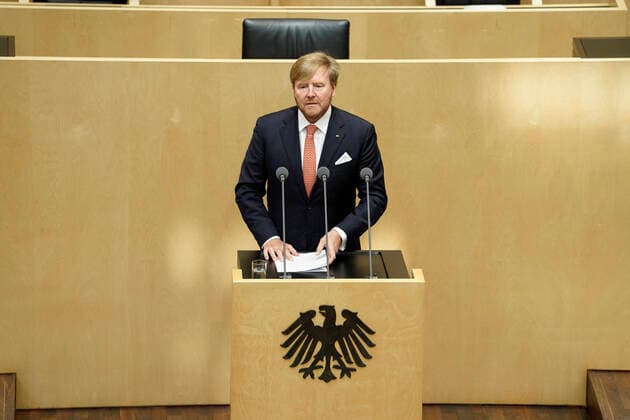 Bilder des Jahres 2021, Entertainment 07 Juli Entertainment Bilder des Tages Das Niederlaendische Koenigspaar Willem-Alexander und Maxima zu Besuch im deutschen Bundesrat in Berlin Aktuell, 05.07.2021, Berlin, Koenig Willem-Alexander der Niederlande bei seiner Rede im deutschen Bundestag beim Staatsbesuch der koeniglichen Familie in Deutschalnd und dem deutschen Bundesrat in Berlin Berlin Berlin Deutschland *** The Dutch Royal Couple Willem Alexander and Maxima visiting the German Bundesrat in Berlin Current, 05 07 2021, Berlin, King Willem Alexander of the Netherlands during his speech in the German Bundestag during the state visit of the royal family in Deutschalnd and the German Bundesrat in Berlin Berlin Germany