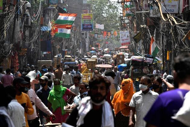 NEW DELHI, INDIA - JULY 5: People flout Covid-19 protocols as they shop at Sarojini Nagar market after further ease in lockdown norms, on July 5, 2021 in New Delhi, India. (Photo by Sanjeev Verma Hindustan Times) People Crowd Markets, Flout Covid Norms After Ease In Lockdown Restrictions