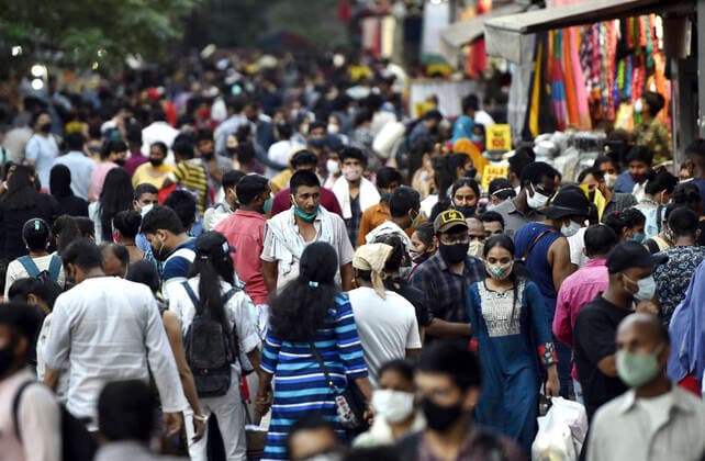 NEW DELHI, INDIA - JULY 5: Shoppers seen flouting Covid-19 protocols as they shop at Sarojini Nagar market after further ease in lockdown norms, on July 5, 2021 in New Delhi, India. (Photo by Sanjeev Verma Hindustan Times) People Crowd Markets, Flout Covid Norms After Ease In Lockdown Restrictions
