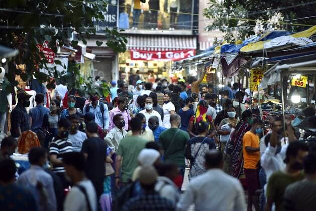 News Bilder des Tages NEW DELHI, INDIA - JULY 5: People flout Covid-19 protocols as they shop at Sarojini Nagar market after further ease in lockdown norms, on July 5, 2021 in New Delhi, India. (Photo by Sanjeev Verma Hindustan Times) People Crowd Markets, Flout Covid Norms After Ease In Lockdown Restrictions