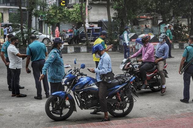 Bangladesh: Strict lockdown continues On the 6th day of the severe lockdown, police were seen active in Dhanmondi, Dhaka. They stopped pedestrians and cars and interrogated them. On the other hand, a long line of people can be seen in front of the government food distribution vehicles. Dhaka Dhaka Bangladesh Copyright: MDxSaifulxAmin