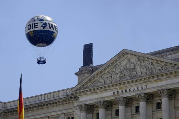 Aussichtsballon und Bundesrat Aussichtsballon und Bundesrat, 27.06.2021, Mitte, Leipziger Strasse, Berlin, Hinter dem Bundesrat schwebt ein Aussichtsballon mit der Aufschrift Die Welt. *** Viewing balloon and Bundesrat Viewing balloon and Bundesrat, 27 06 2021, Mitte, Leipziger Strasse, Berlin, Behind the Bundesrat hovers a viewing balloon with the inscription The World
